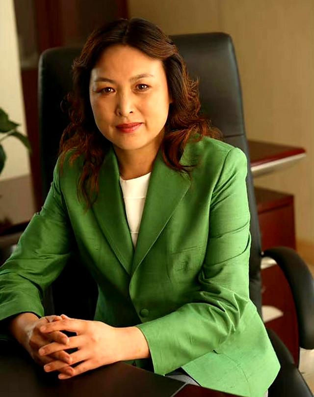 哈兰德社媒晒与全场最佳奖杯合照：有些时刻无法用言语形容